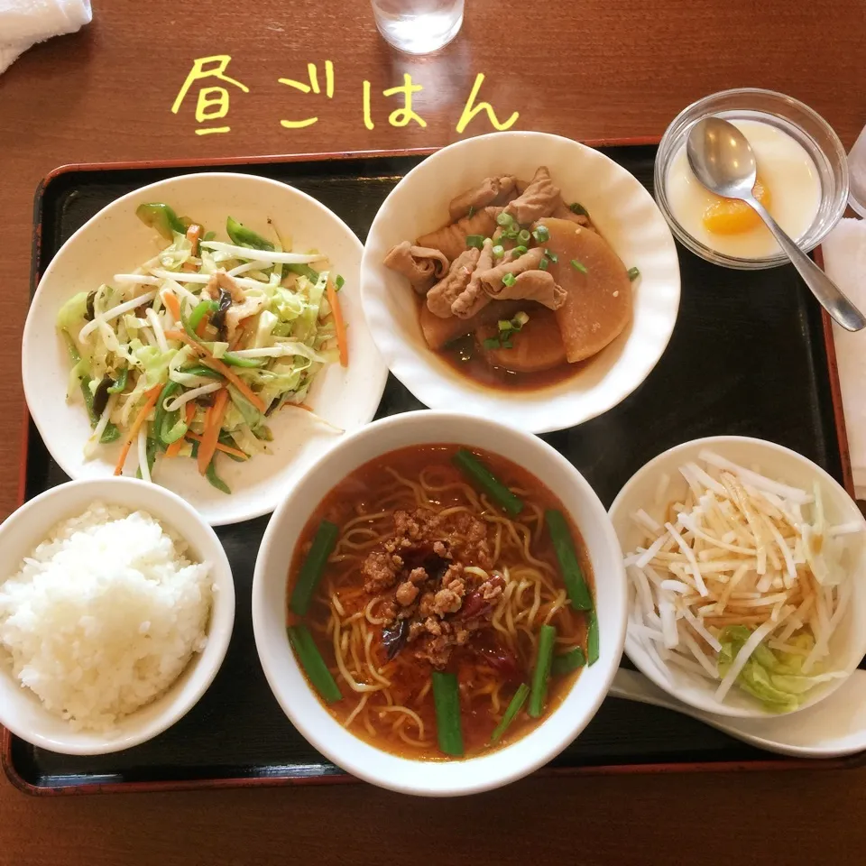 台湾ラーメン、ドテ煮、野菜炒め、大根サラダ、杏仁豆腐|yakinasuさん