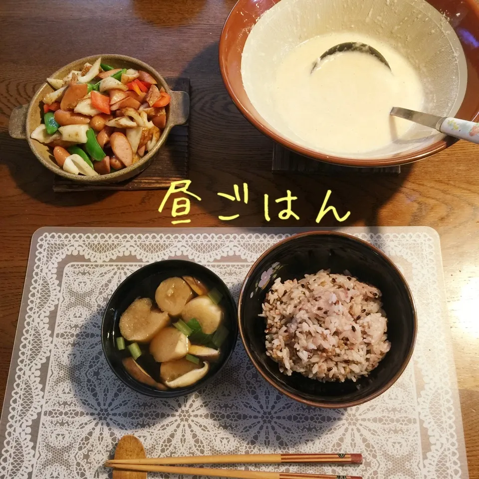 Snapdishの料理写真:とろろごはん、ウインナとちくわ、パプリカ、豌豆炒め、吸物|yakinasuさん