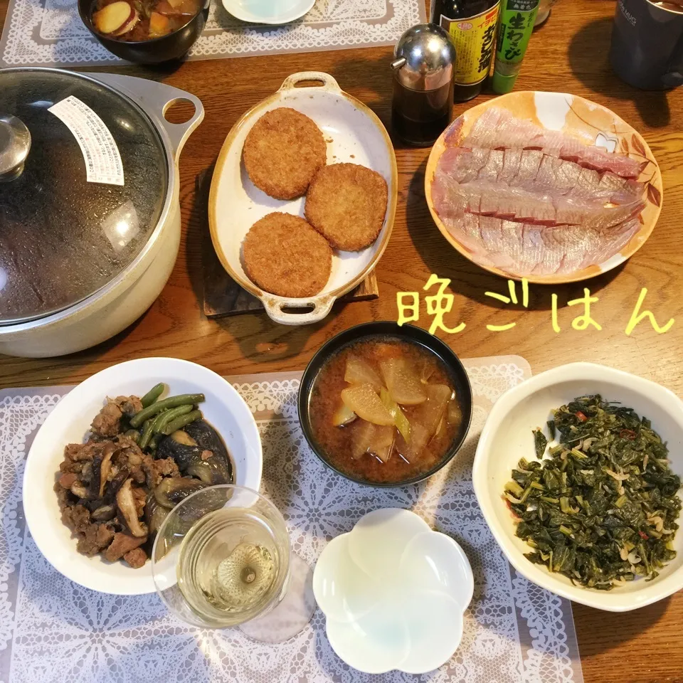 Snapdishの料理写真:茄子と牛肉の煮物、天然鰤刺身、豚汁、コロッケ、常備菜、ワイン|yakinasuさん