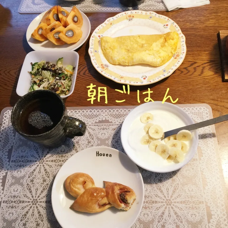 Snapdishの料理写真:ベーコンエピ、チーズオムレツ、サラダ、柿、ヨーグルトバナナ|yakinasuさん