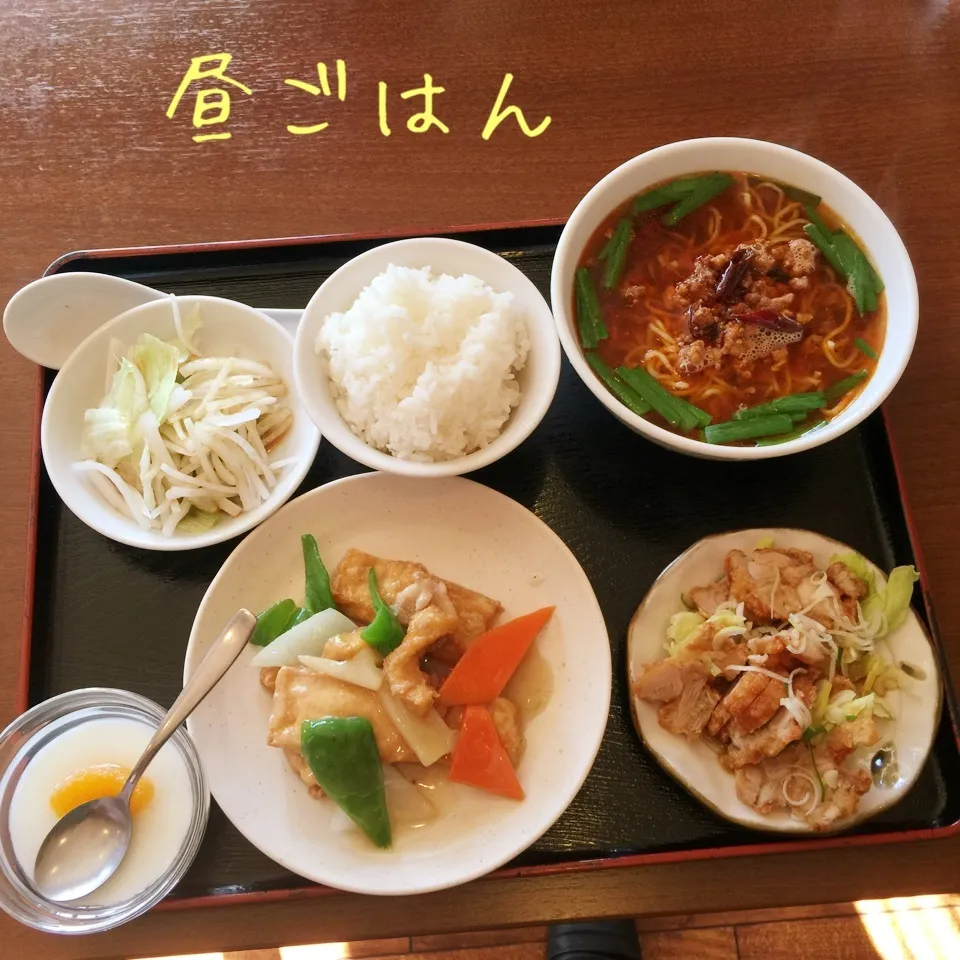 台湾ラーメン、揚げ豆腐、油淋鶏、大根サラダ、ご飯、杏仁豆腐|yakinasuさん