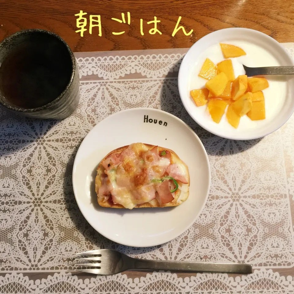 Snapdishの料理写真:ピザトースト、ヨーグルト柿、紅茶|yakinasuさん