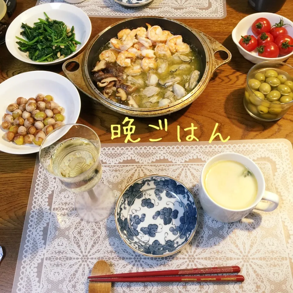 Snapdishの料理写真:牡蠣海老椎茸アヒージョ、銀杏、青菜松実炒め、オリーブ、スープ|yakinasuさん