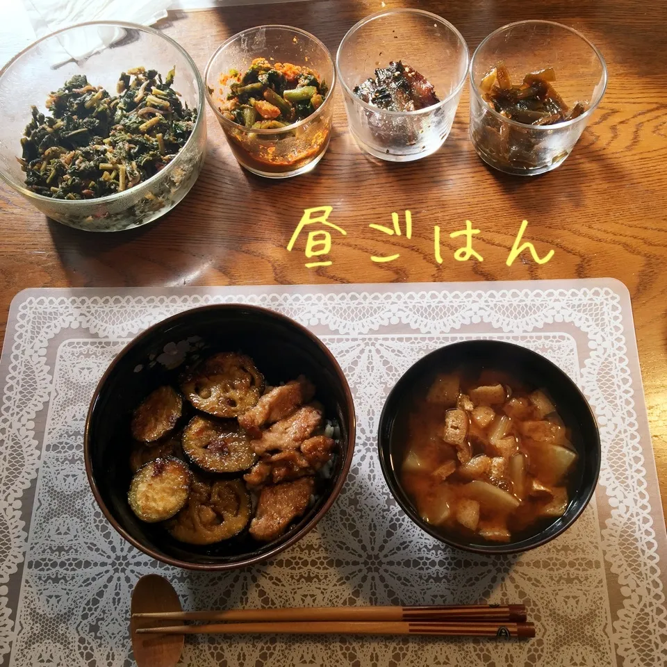 Snapdishの料理写真:茄子と豚の照焼き丼、蕪と揚げの味噌汁、常備菜|yakinasuさん