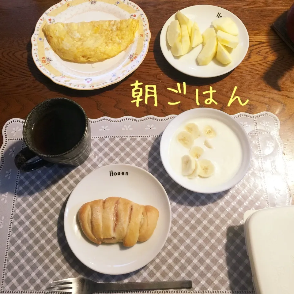 Snapdishの料理写真:イチジクジャムパン、チーズオムレツ、林檎、ヨーグルトバナナ|yakinasuさん