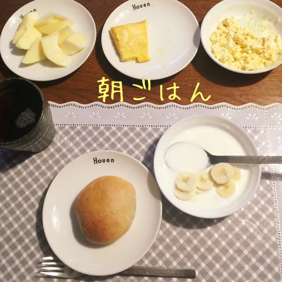 Snapdishの料理写真:あんパン、茹で卵、オムレツ、林檎、ヨーグルトバナナ、紅茶|yakinasuさん