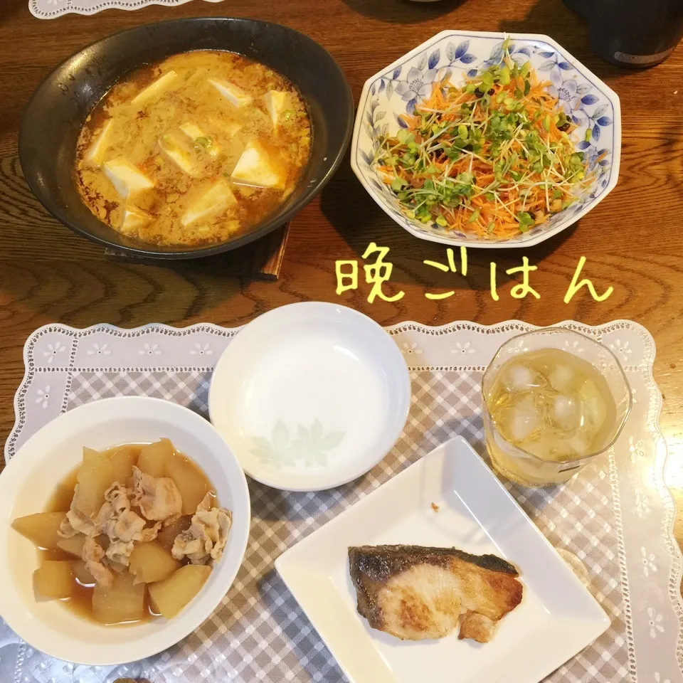 鰤塩焼き、スンドゥブ、冬瓜豚肉煮物、人参サラダ、ハイボール|yakinasuさん