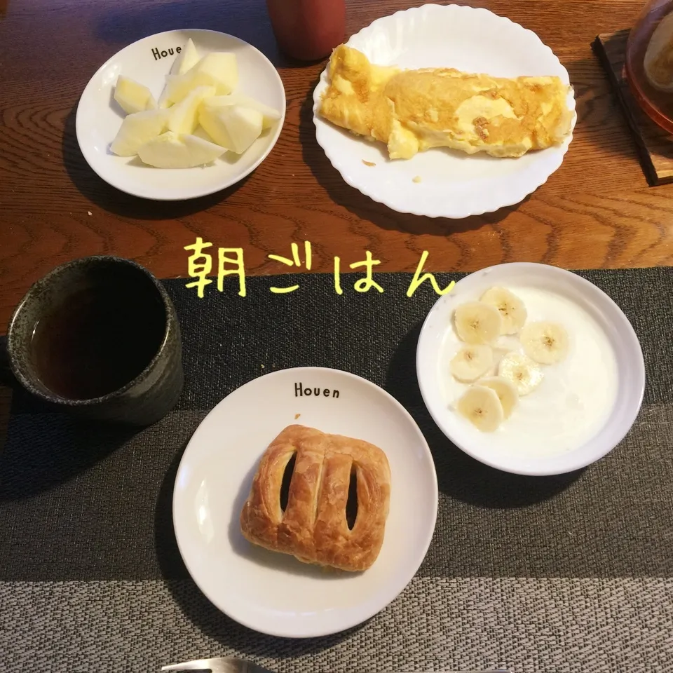 Snapdishの料理写真:あんデニッシュ、チーズオムレツ、林檎、ヨーグルトバナナ、紅茶|yakinasuさん