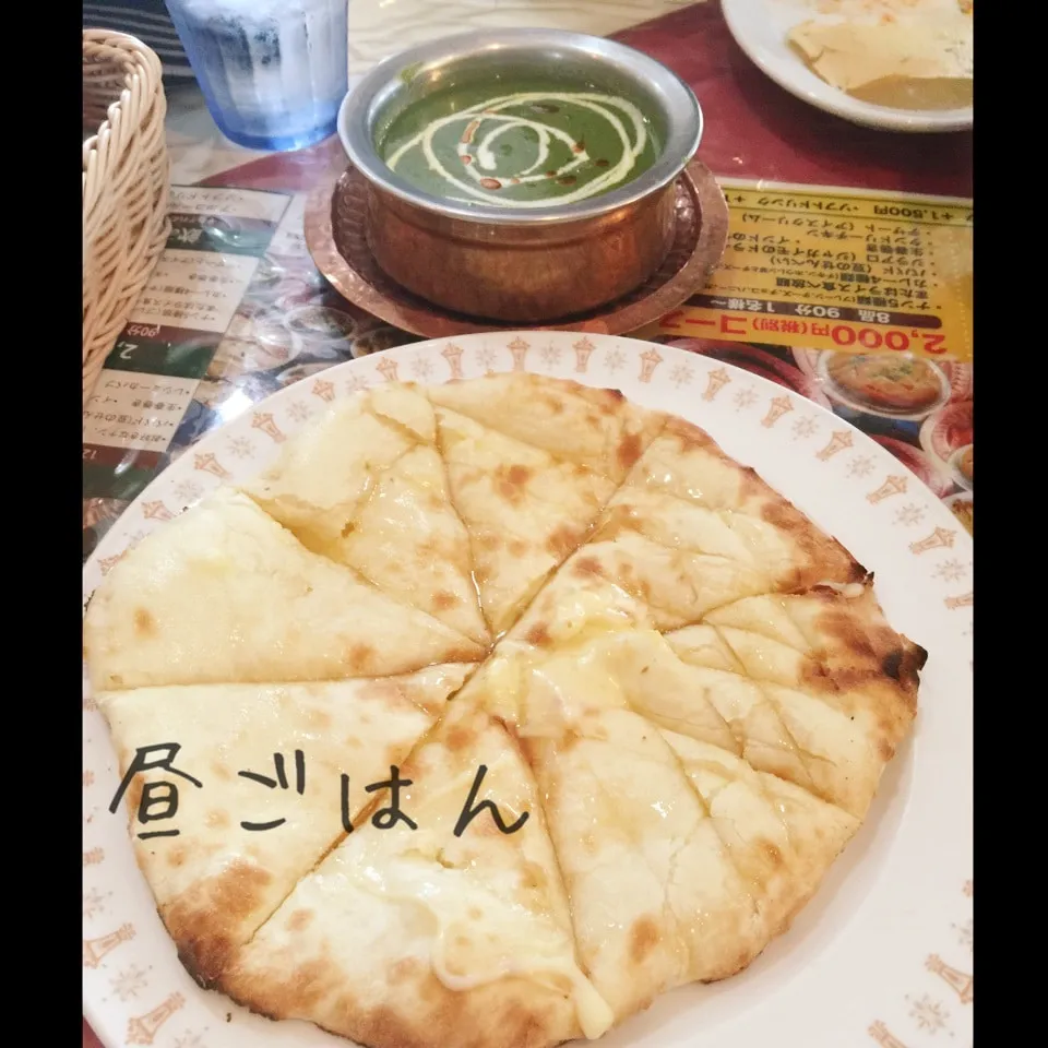 ほうれん草カレーと、チーズナン|yakinasuさん