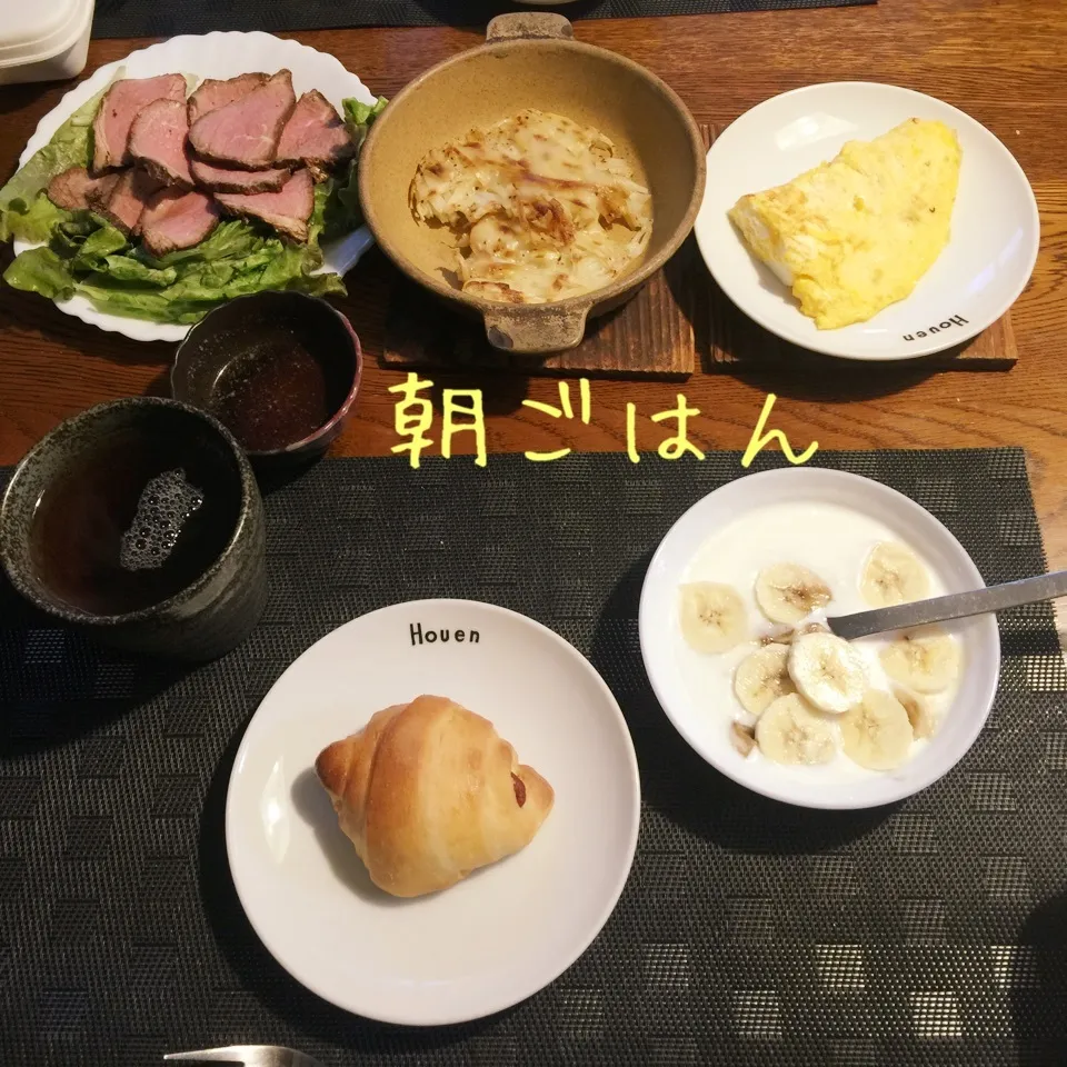 Snapdishの料理写真:ウインナーロールパン、残り物ばかり、ヨーグルトバナナ、紅茶|yakinasuさん