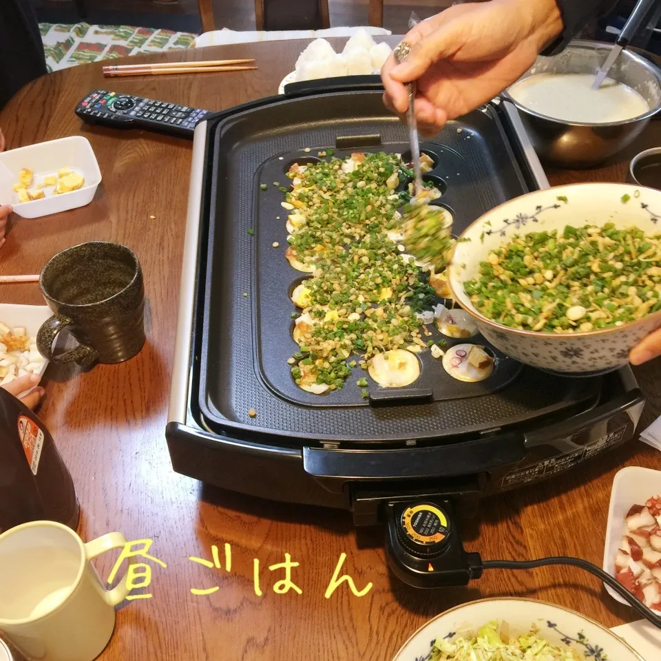 Snapdishの料理写真:たこ焼き、豚汁、大根煮物、茹でピーナツ、サーモンサラダ、|yakinasuさん