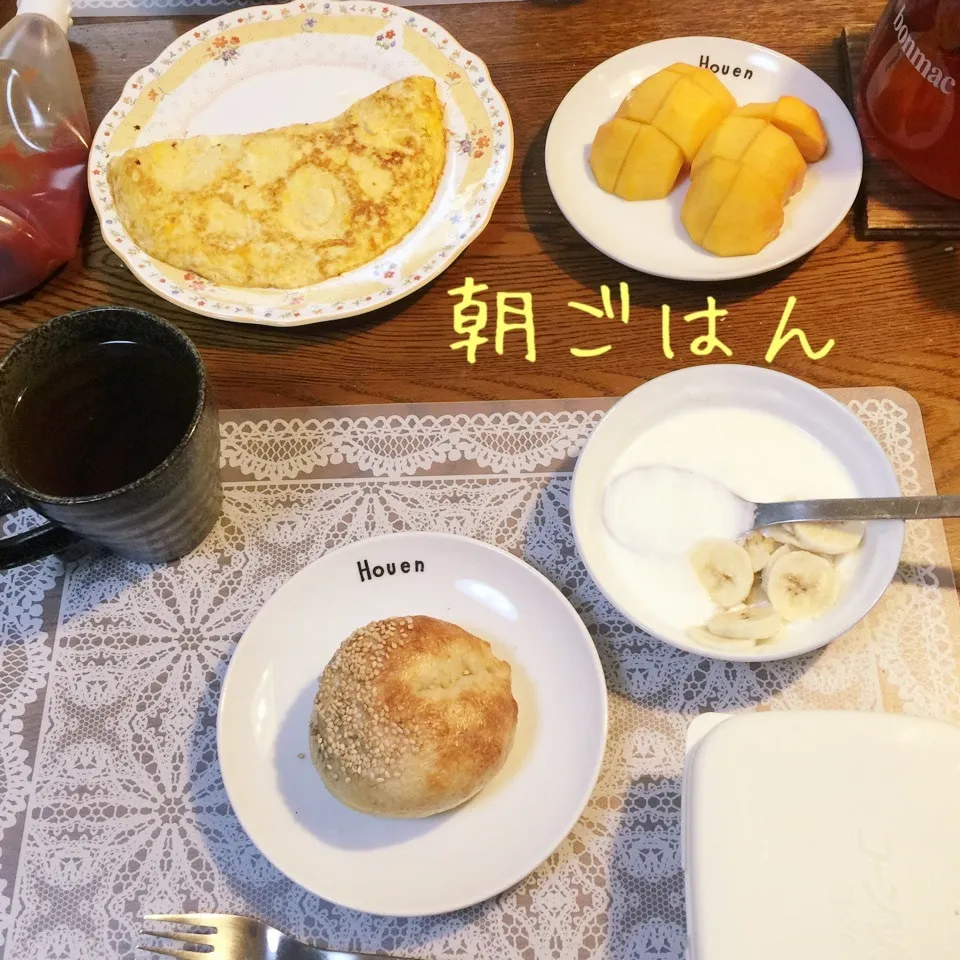 Snapdishの料理写真:栗とクリチベーグル、チーズオムレツ、柿、ヨーグルトバナナ|yakinasuさん