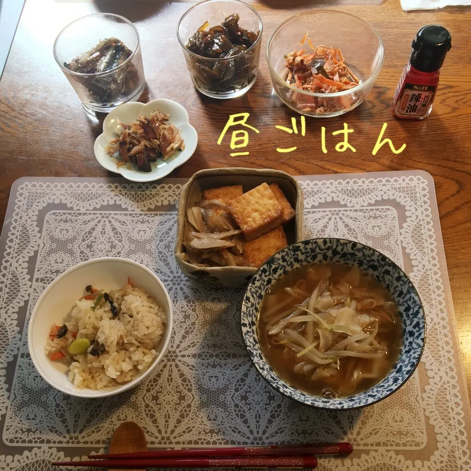 Snapdishの料理写真:山菜おこわ、牛蒡と厚揚げ煮物、ワンタンスープ、常備菜|yakinasuさん