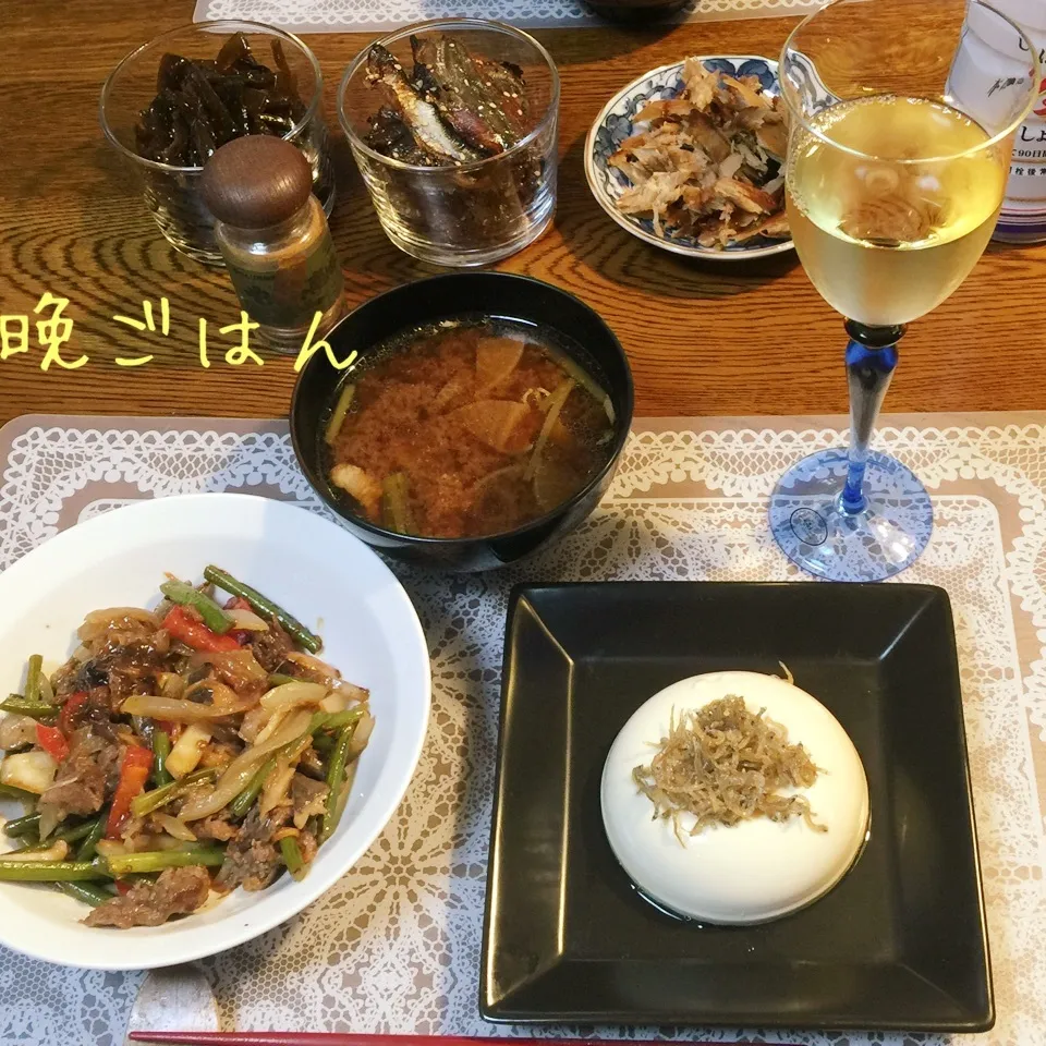 Snapdishの料理写真:ニンニクの芽入り焼肉、ジャコ冷奴、味噌汁、常備菜、ワイン|yakinasuさん