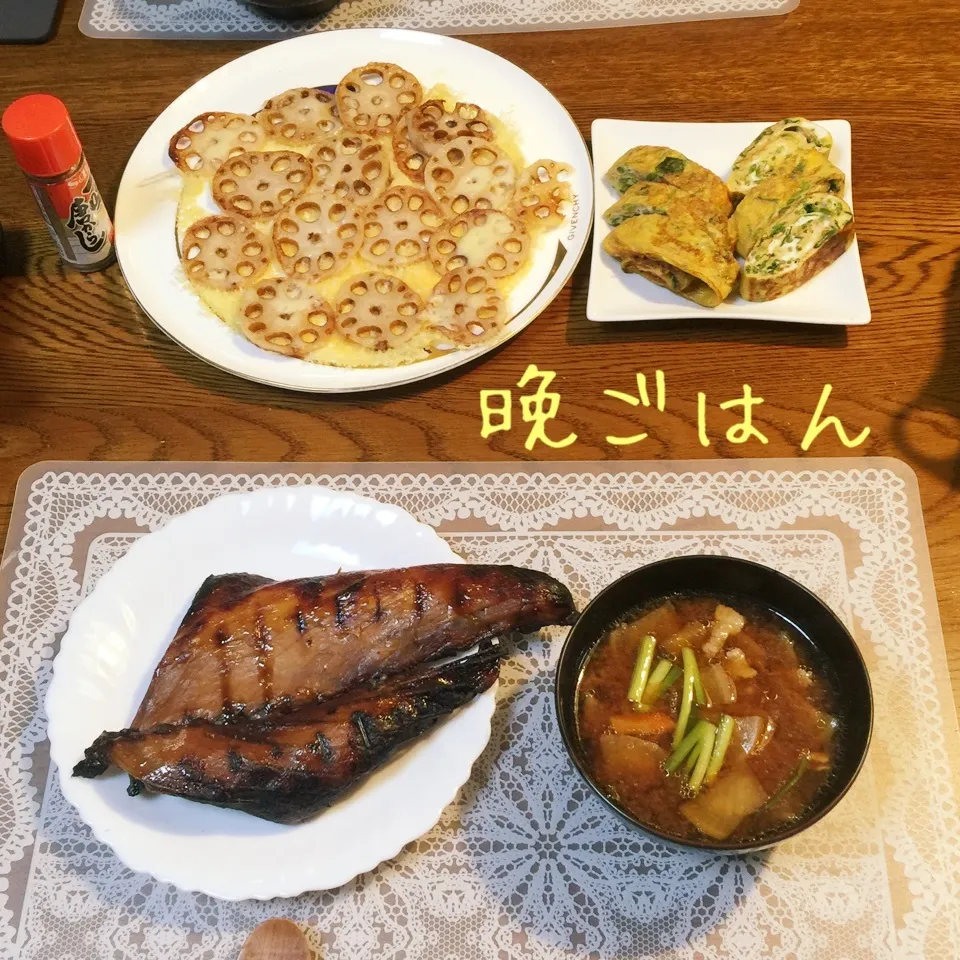 Snapdishの料理写真:蓮根チーズガレット、ブリはらす味醂干し、千草焼き、味噌汁|yakinasuさん