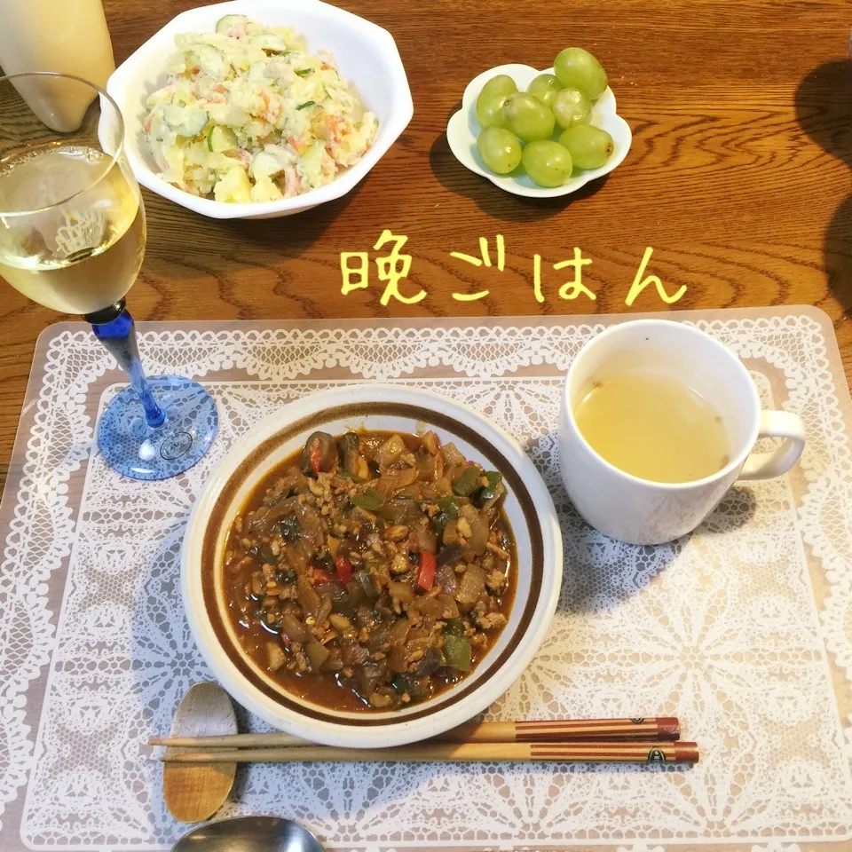 いろいろ野菜カレー煮込、ポテトサラダ、オニオンスープ、ワイン|yakinasuさん