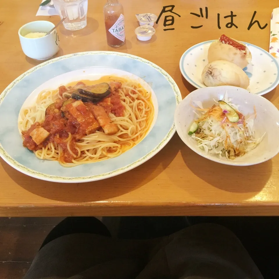 茄子とベーコントマトソースパスタ、サラダ、パン|yakinasuさん