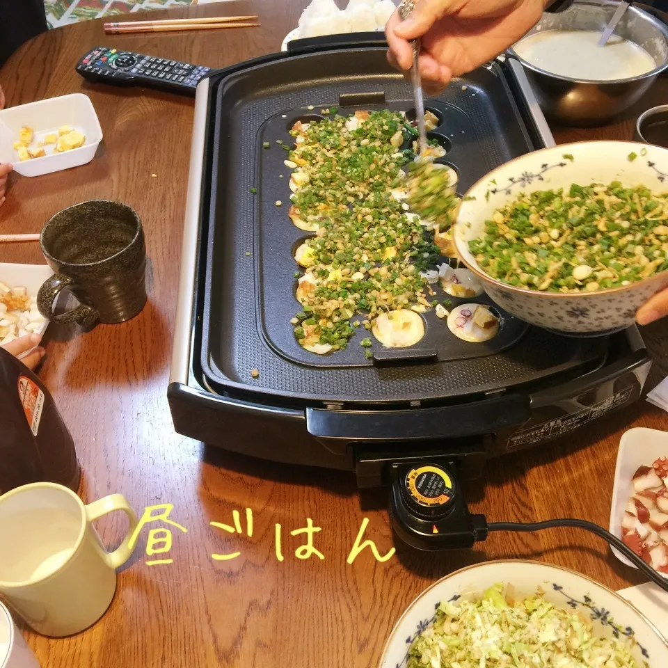 たこ焼き、豚汁、お握り、鮭サラダ、大根煮物、茹で落花生|yakinasuさん