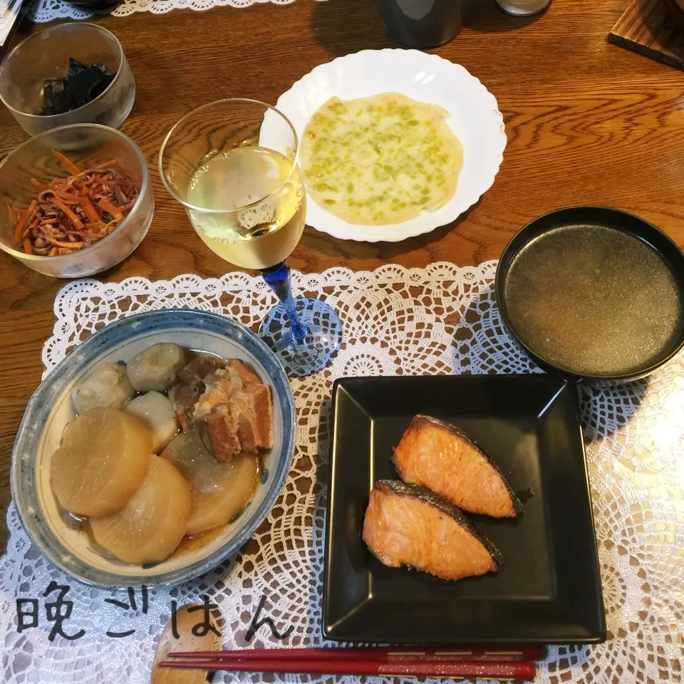 豚バラ大根里芋煮物、甘塩鮭、銀杏せんべい、スープ、ワイン|yakinasuさん