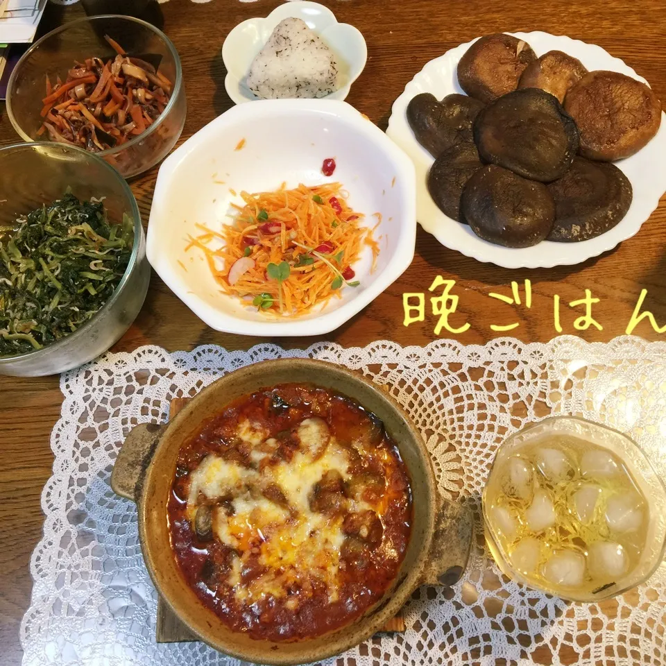 Snapdishの料理写真:茄子ミートチーズグラタン、原木シイタケ素焼き、キャロットラペ|yakinasuさん