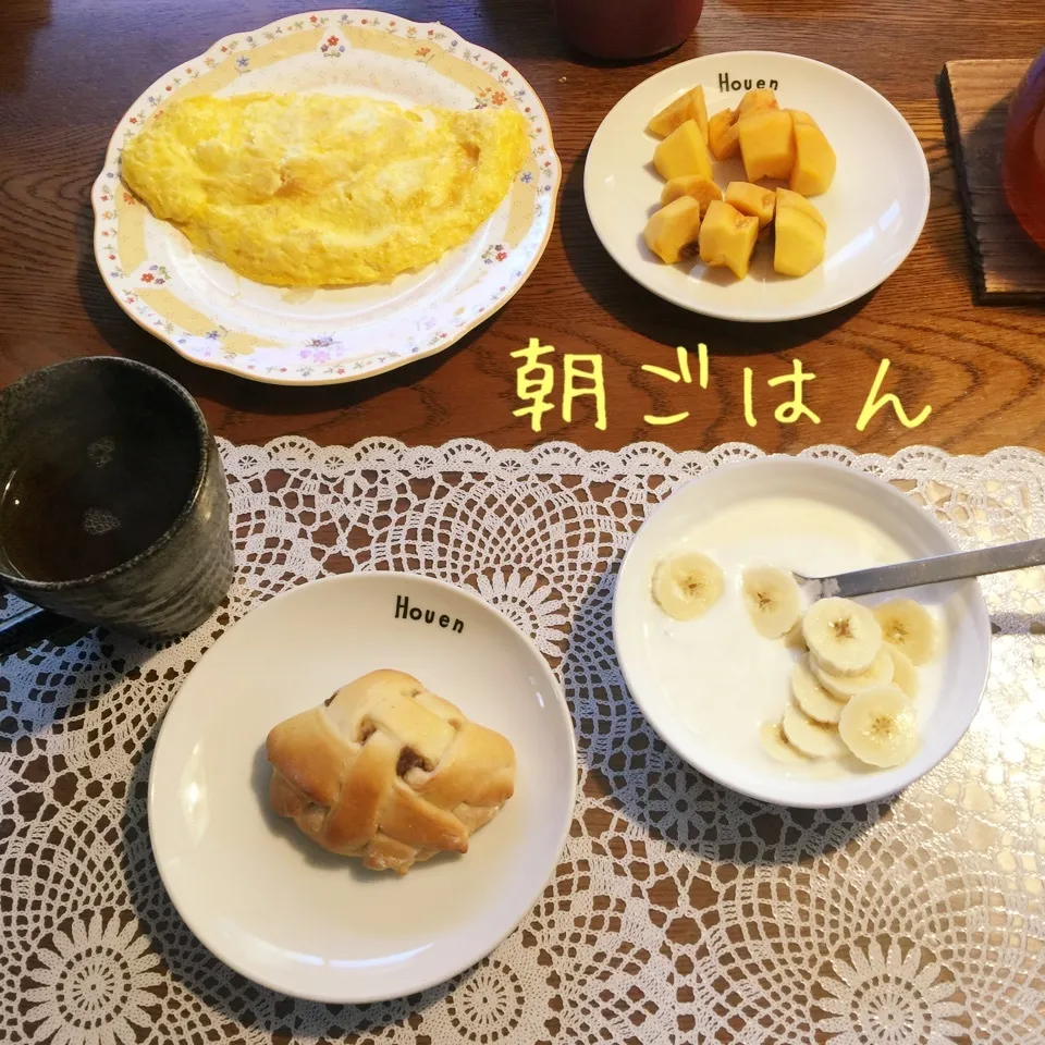 あんパン、チーズオムレツ、ヨーグルトバナナ、柿、紅茶|yakinasuさん