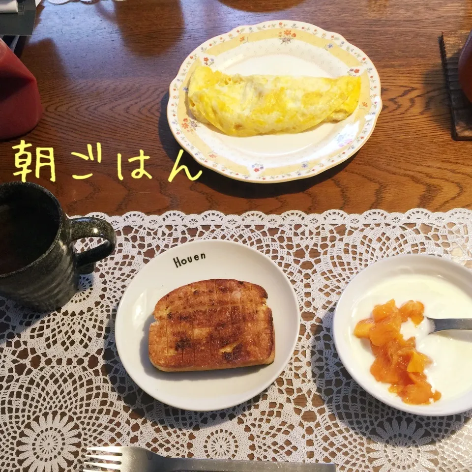 Snapdishの料理写真:シナモンシュガートースト、チーズオムレツ、ヨーグルト柿、紅茶|yakinasuさん