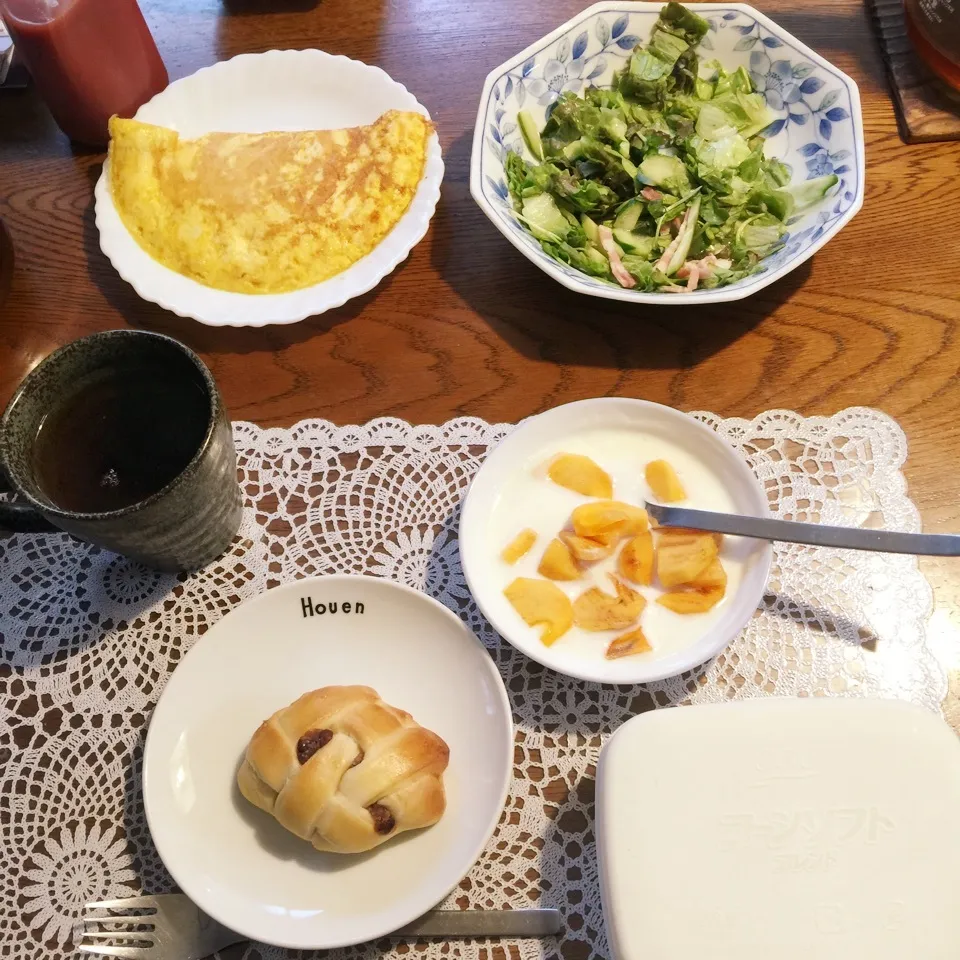 あんパン、チーズオムレツ、サラダ、ヨーグルト柿、紅茶|yakinasuさん