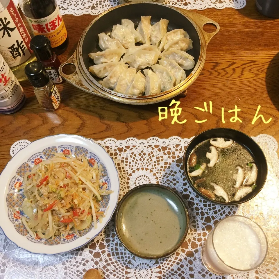 餃子、はるさめ炒め、中華スープ、常備菜、ビール|yakinasuさん