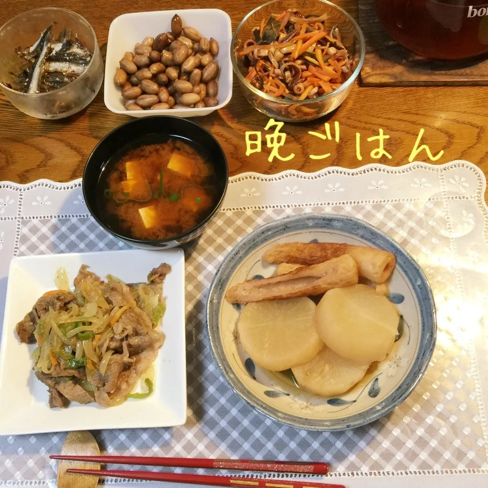 玉ねぎ牛肉カレー醤油炒め、大根竹輪煮物、味噌汁、茹でピーナツ|yakinasuさん