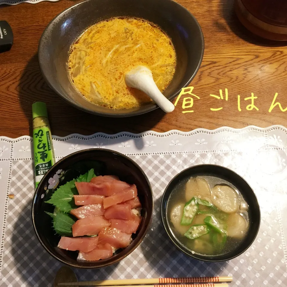 Snapdishの料理写真:鮪漬け丼、吸物、スンドゥブスープ|yakinasuさん