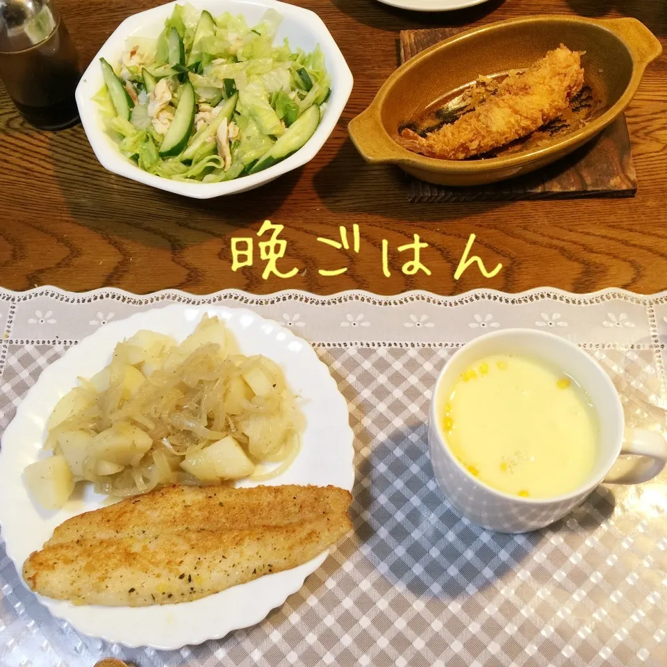 Snapdishの料理写真:白身魚の香草焼き、リヨネーズポテト、サラダ、スープ|yakinasuさん