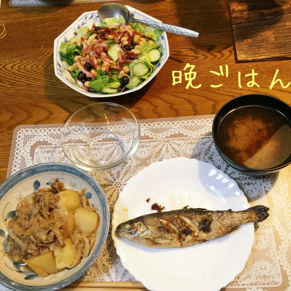 Snapdishの料理写真:ニジマス塩焼き、肉じゃが、サラダ、シジミ汁|yakinasuさん