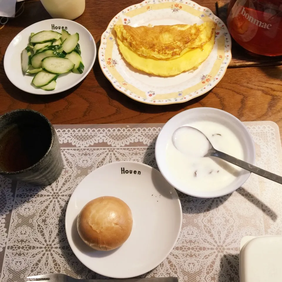 丸パン、チーズオムレツ、胡瓜、ヨーグルト葡萄、紅茶|yakinasuさん