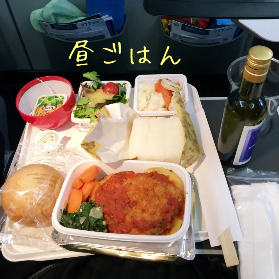 Snapdishの料理写真:機内食「昼食」チキンカツ、ごはん、サラダ、パン|yakinasuさん