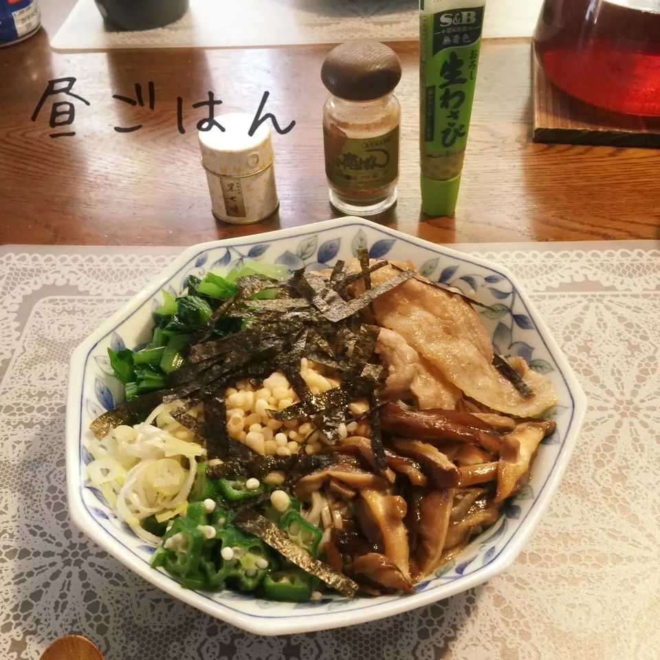 Snapdishの料理写真:肉と椎茸の甘煮のせぶっかけ蕎麦|yakinasuさん