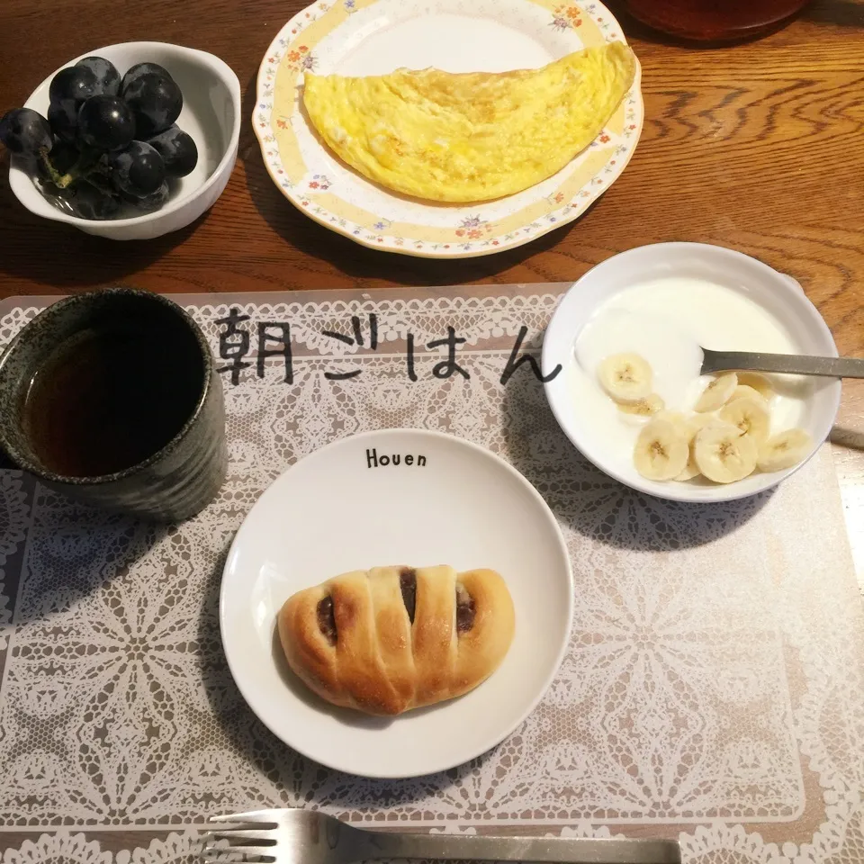 Snapdishの料理写真:リコッタチーズあんパン、オムレツ、葡萄、紅茶|yakinasuさん