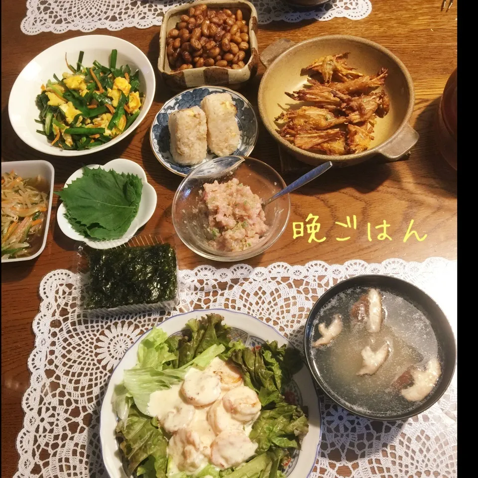 海老マヨ、ニラ卵、鮪すき身紫蘇海苔巻き、大豆味噌煮、スープ|yakinasuさん