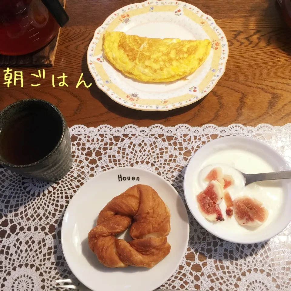 Snapdishの料理写真:ドーナツ、オムレツ、ヨーグルトイチジク、紅茶|yakinasuさん