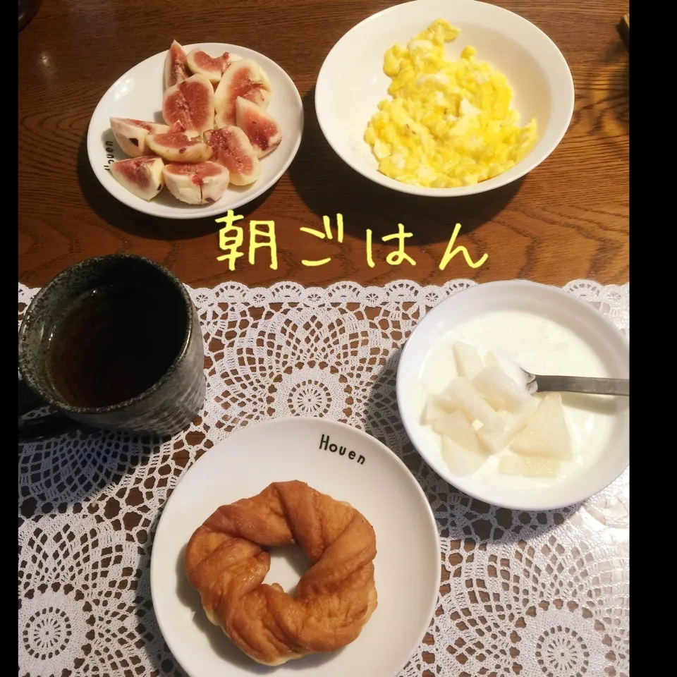 Snapdishの料理写真:ドーナツ、スクランブル、イチジク、ヨーグルト梨、紅茶|yakinasuさん