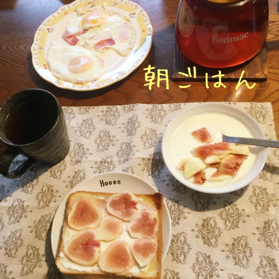 Snapdishの料理写真:リコッタチーズイチジクトースト、ベーコンエッグ、紅茶、|yakinasuさん