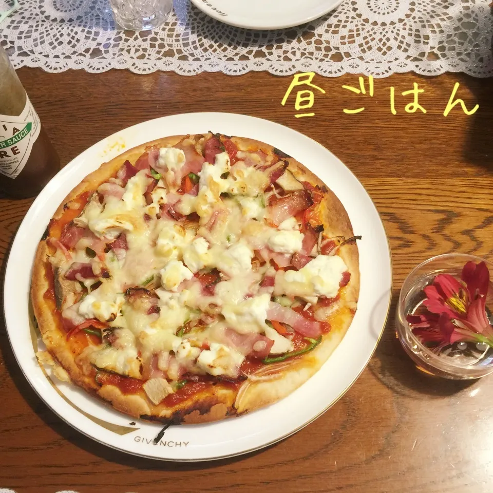 Snapdishの料理写真:トマトソースのピザ チーズ2種|yakinasuさん