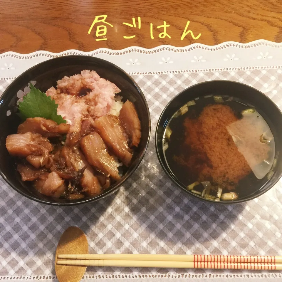 Snapdishの料理写真:まぐろ丼、味噌汁|yakinasuさん