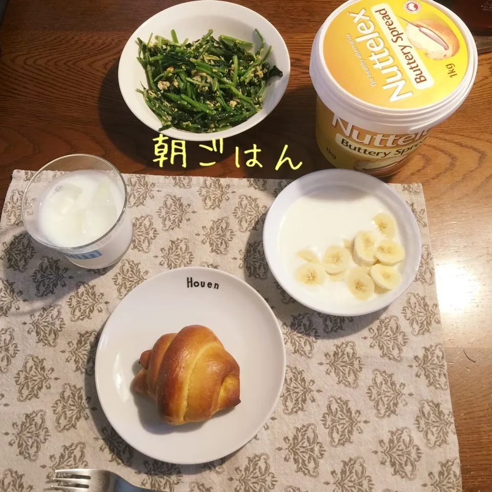 Snapdishの料理写真:ウインナーロールパン、ほうれん草卵ソテー、牛乳、ヨーグルト|yakinasuさん