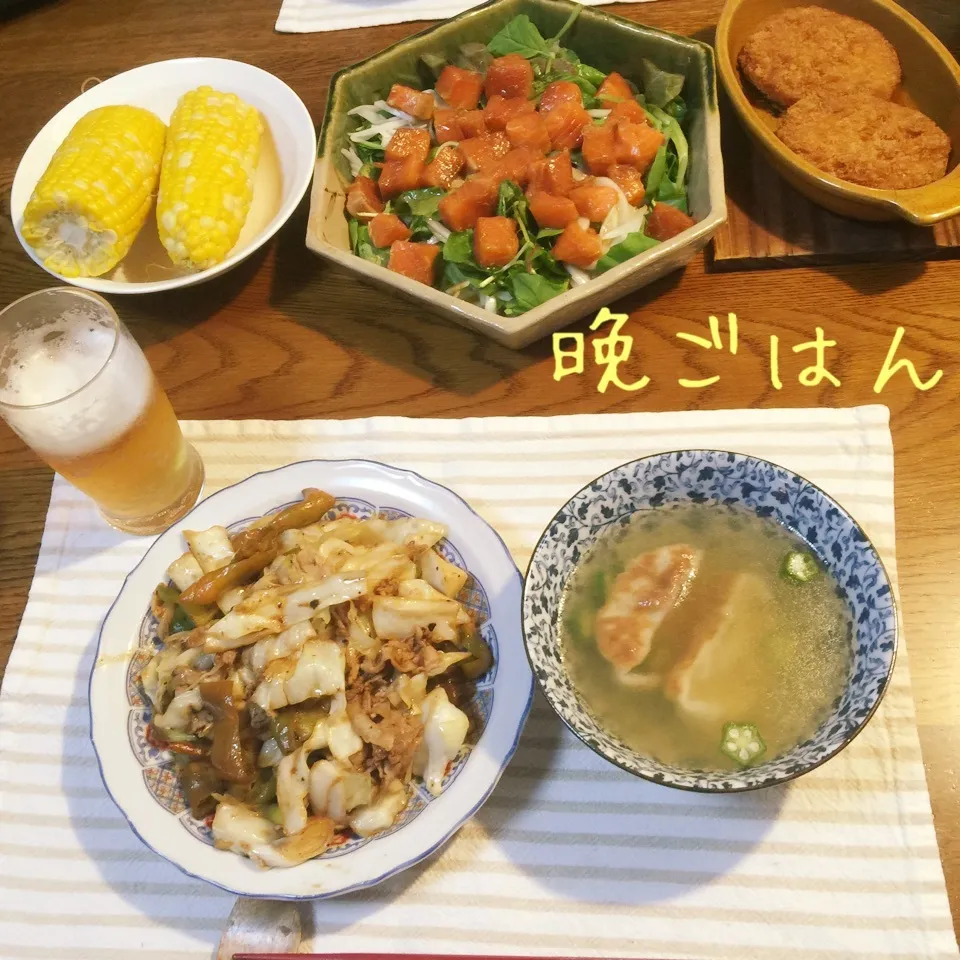 回鍋肉、サーモンサラダ、コロッケ、餃子スープ、コーン、ビール|yakinasuさん