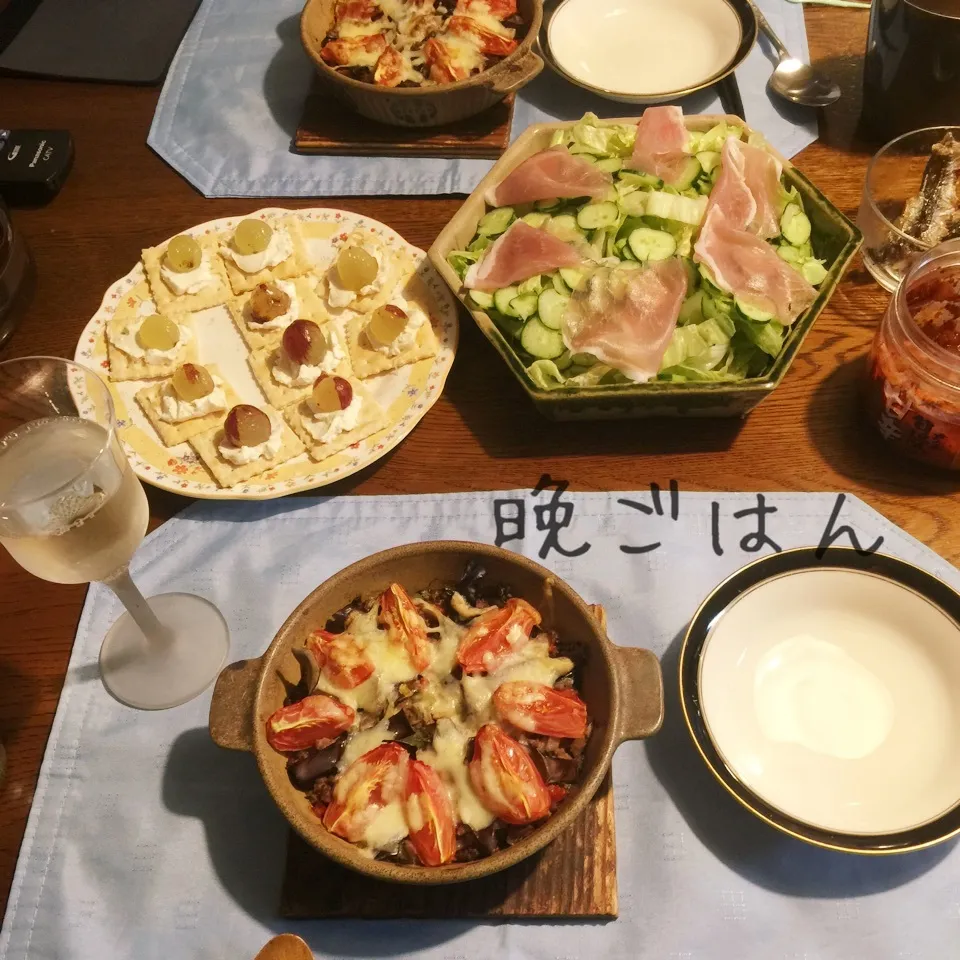 Snapdishの料理写真:ひき肉ムサカ、巨峰クリチカナッペ、生ハムサラダ、ワイン|yakinasuさん