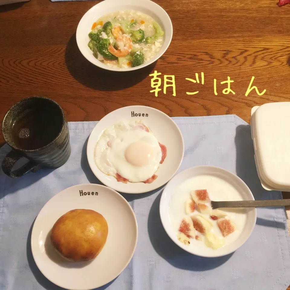 Snapdishの料理写真:クリチ胡桃パン、ベーコンエッグ、昨夜残り、ヨーグルトイチヂク|yakinasuさん