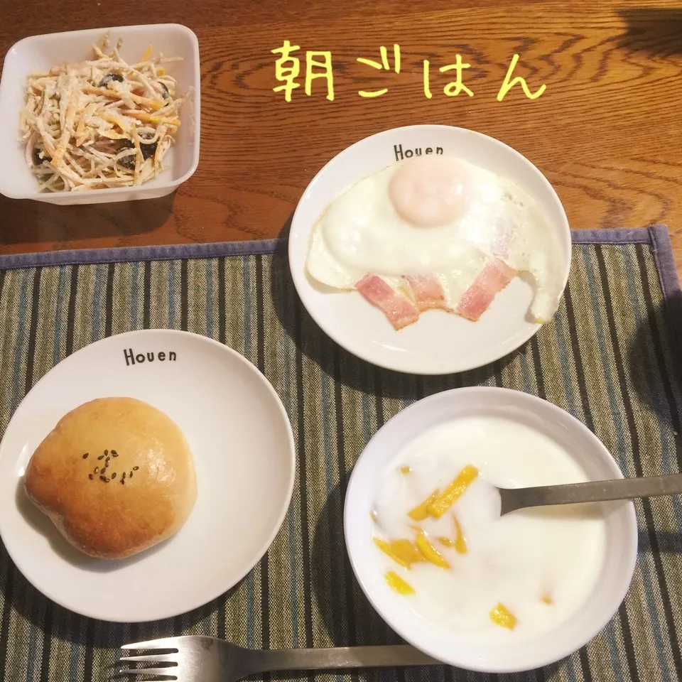 Snapdishの料理写真:あんパン、ベーコンエッグ、牛蒡サラダ、ヨーグルトマンゴ|yakinasuさん