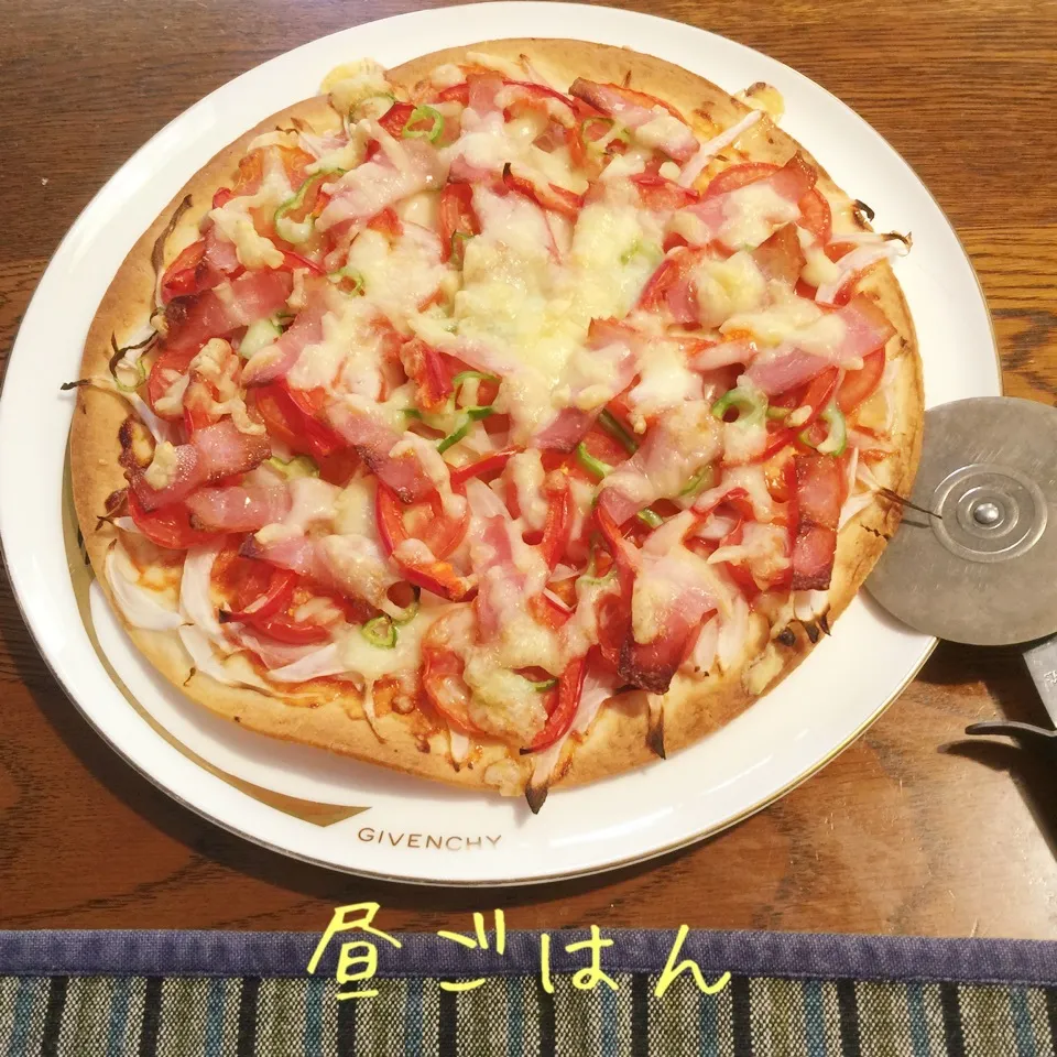 Snapdishの料理写真:ベーコンと生トマトのトマトソースピザ|yakinasuさん