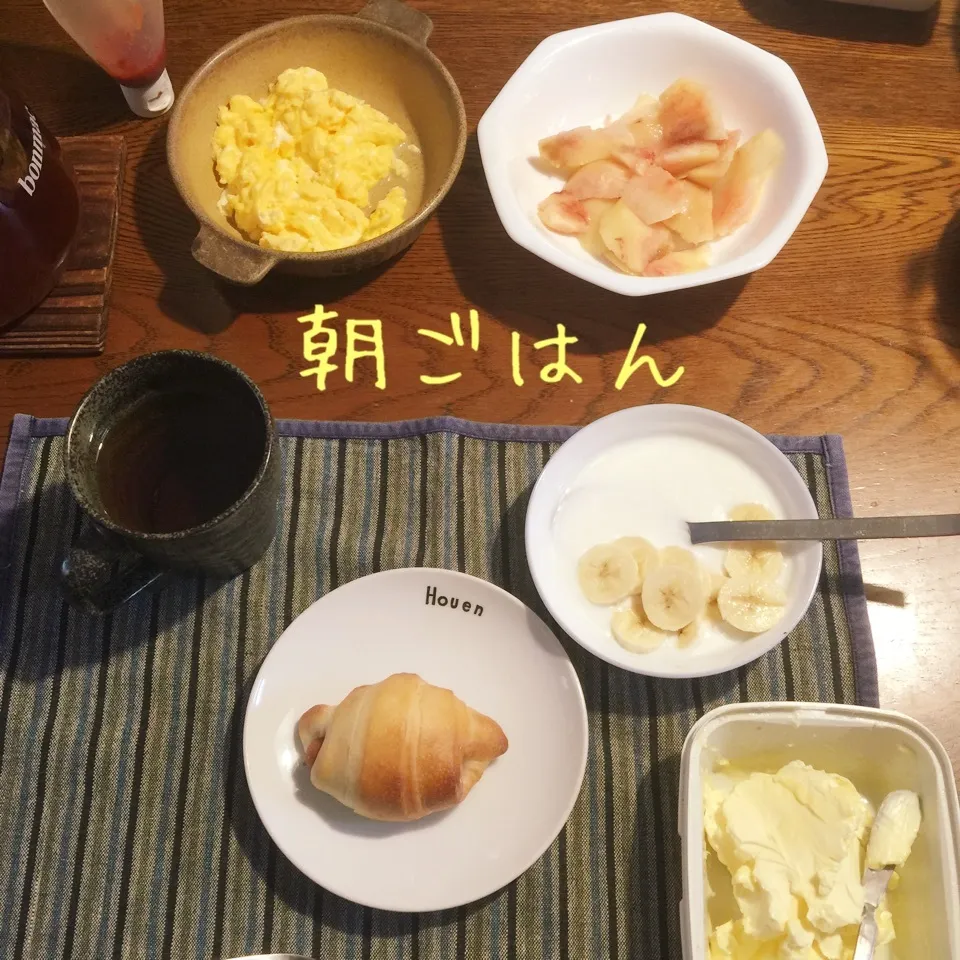 Snapdishの料理写真:ウインナーロールパン、スクランブル、桃、ヨーグルトバナナ|yakinasuさん