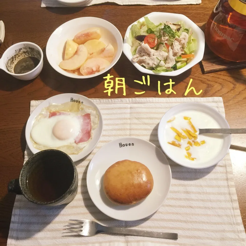 Snapdishの料理写真:あんパン、ベーコンエッグ、豚しゃぶサラダ、ヨーグルトマンゴー|yakinasuさん